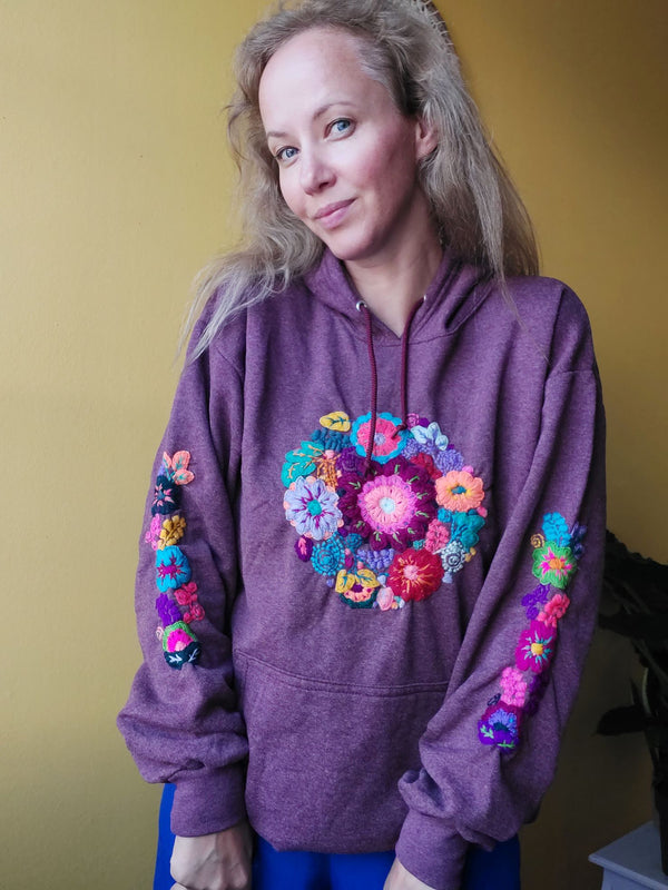 Kaputzenpullover, Hoodie outfit, oversize, floral, Blumen, bestickt, mexiko, mexikanisch, Long sleeve, Sweatshirt, Känguru Taschenfront, grau, Wandern, Segeln, Feierabend, Relax, Yoga, Bergsteigen, Skifahren, Meditation, Mandala, Chill Outfit, Outdoor, vintage, hippie, weich, spirituell, Zen, BLumenmuster, Blumen pullover, übergroßer Hoodie, Ästhetischer, Outfit inspo, Geschenkidee für Mama, Frau, flower power, Vogel, feelgood, Exotisch, Tiere, romantisch, exotisch, Statement, Frida Kahlo Stil