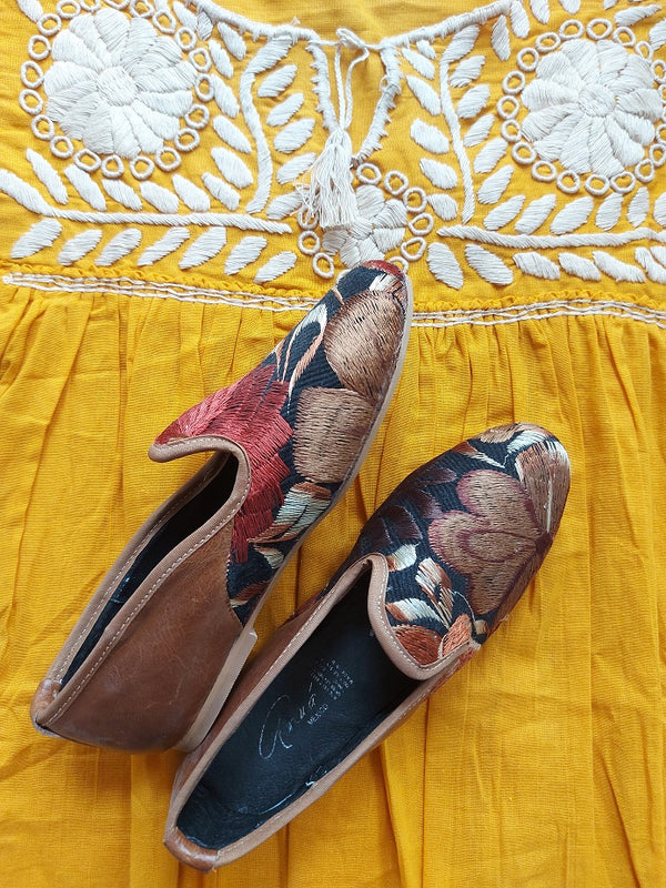 Size 37 mexican leather shoe with red-green flower embroidery