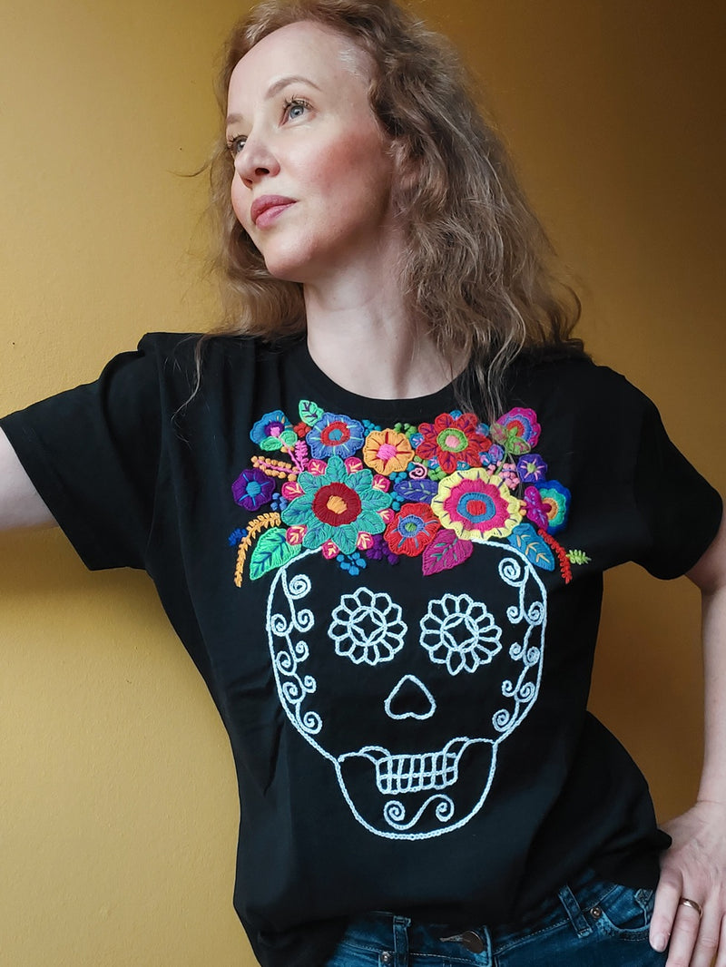 Handbesticktes Baumwoll-T-Shirt (2 Varianten) buntes Totenkopf & Blumenmuster, Mexikanische Stickerei, Boho Festival Shirt