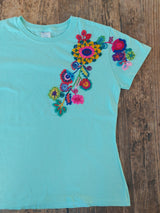besticktes T-Shirt, handbestickt, Blumenmuster, Mexiko Mode, Handarbeit T-Shirt, Fair Trade Kleidung, Kunsthandwerk Chiapas, Sommer T-Shirt Damen, embroidered T-shirt, hand-stitched, floral pattern, Mexican fashion, handmade T-shirt, fair trade clothing, artisan craft Chiapas, summer t-shirt women, cotton t-shirt, ethnic fashion, boho t-shirt, sustainable fashion, festival outfit, pink t-shirt women, vibrant colors, joyful look, Mexican craftsmanship, handcrafted t-shirt, unique design, fair production