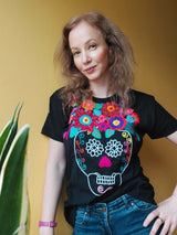 besticktes T-Shirt skull, Totenkopf, handbestickt, Blumenmuster, Mexiko, Fair Trade Kleidung, Kunsthandwerk Chiapas, Sommer T-Shirt Damen, embroidered T-shirt, hand-stitched, floral pattern, Mexican fashion, handmade T-shirt, fair trade clothing, artisan craft Chiapas, summer t-shirt women, cotton t-shirt, ethnic fashion, boho t-shirt, sustainable fashion, festival outfit, pink t-shirt women, vibrant colors, joyful look, Mexican craftsmanship, handcrafted t-shirt, unique design, fair production