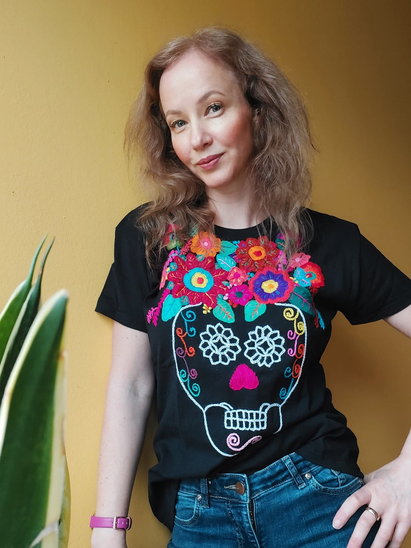 besticktes T-Shirt skull, Totenkopf, handbestickt, Blumenmuster, Mexiko, Fair Trade Kleidung, Kunsthandwerk Chiapas, Sommer T-Shirt Damen, embroidered T-shirt, hand-stitched, floral pattern, Mexican fashion, handmade T-shirt, fair trade clothing, artisan craft Chiapas, summer t-shirt women, cotton t-shirt, ethnic fashion, boho t-shirt, sustainable fashion, festival outfit, pink t-shirt women, vibrant colors, joyful look, Mexican craftsmanship, handcrafted t-shirt, unique design, fair production