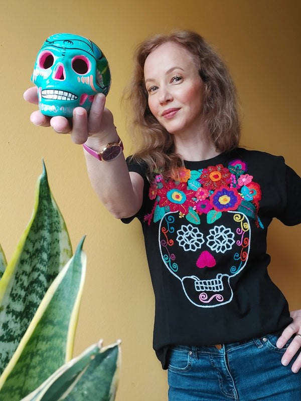 besticktes T-Shirt skull, Totenkopf, handbestickt, Blumenmuster, Mexiko, Fair Trade Kleidung, Kunsthandwerk Chiapas, Sommer T-Shirt Damen, embroidered T-shirt, hand-stitched, floral pattern, Mexican fashion, handmade T-shirt, fair trade clothing, artisan craft Chiapas, summer t-shirt women, cotton t-shirt, ethnic fashion, boho t-shirt, sustainable fashion, festival outfit, pink t-shirt women, vibrant colors, joyful look, Mexican craftsmanship, handcrafted t-shirt, unique design, fair production