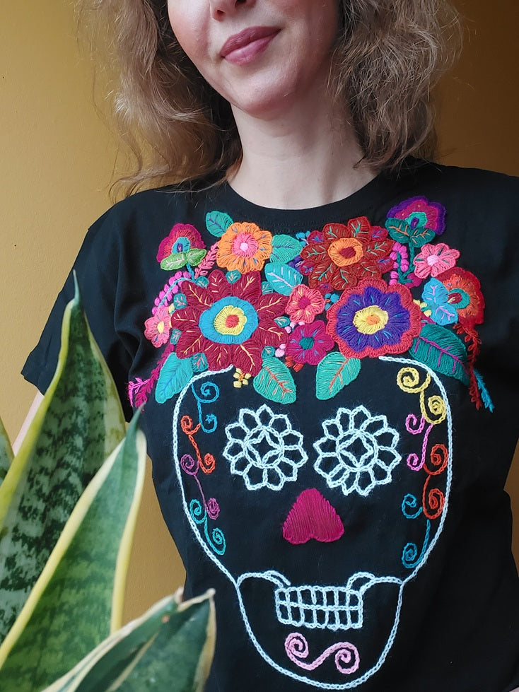 besticktes T-Shirt skull, Totenkopf, handbestickt, Blumenmuster, Mexiko, Fair Trade Kleidung, Kunsthandwerk Chiapas, Sommer T-Shirt Damen, embroidered T-shirt, hand-stitched, floral pattern, Mexican fashion, handmade T-shirt, fair trade clothing, artisan craft Chiapas, summer t-shirt women, cotton t-shirt, ethnic fashion, boho t-shirt, sustainable fashion, festival outfit, pink t-shirt women, vibrant colors, joyful look, Mexican craftsmanship, handcrafted t-shirt, unique design, fair production