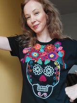 besticktes T-Shirt skull, Totenkopf, handbestickt, Blumenmuster, Mexiko, Fair Trade Kleidung, Kunsthandwerk Chiapas, Sommer T-Shirt Damen, embroidered T-shirt, hand-stitched, floral pattern, Mexican fashion, handmade T-shirt, fair trade clothing, artisan craft Chiapas, summer t-shirt women, cotton t-shirt, ethnic fashion, boho t-shirt, sustainable fashion, festival outfit, pink t-shirt women, vibrant colors, joyful look, Mexican craftsmanship, handcrafted t-shirt, unique design, fair production