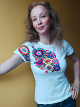 besticktes T-Shirt weiss, bunt handbestickt, Blumenmuster, Mexiko Mode, Handarbeit, Fair Trade Kleidung, Kunsthandwerk Chiapas, Sommer T-Shirt, embroidered T-shirt, hand-stitched, floral pattern, Mexican fashion, handmade T-shirt, fair trade clothing, artisan craft Chiapas, summer t-shirt women, cotton t-shirt, ethnic fashion, boho t-shirt, sustainable fashion, festival outfit, pink t-shirt women, vibrant colors, joyful look, Mexican craftsmanship, handcrafted t-shirt, unique design, fair production