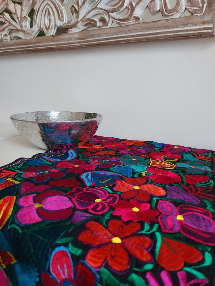 Mexikanische Tischläufer / Tischdecke / Mitteldecke (schwarz) mit Blumenstickerei, Kunsthandwerk
