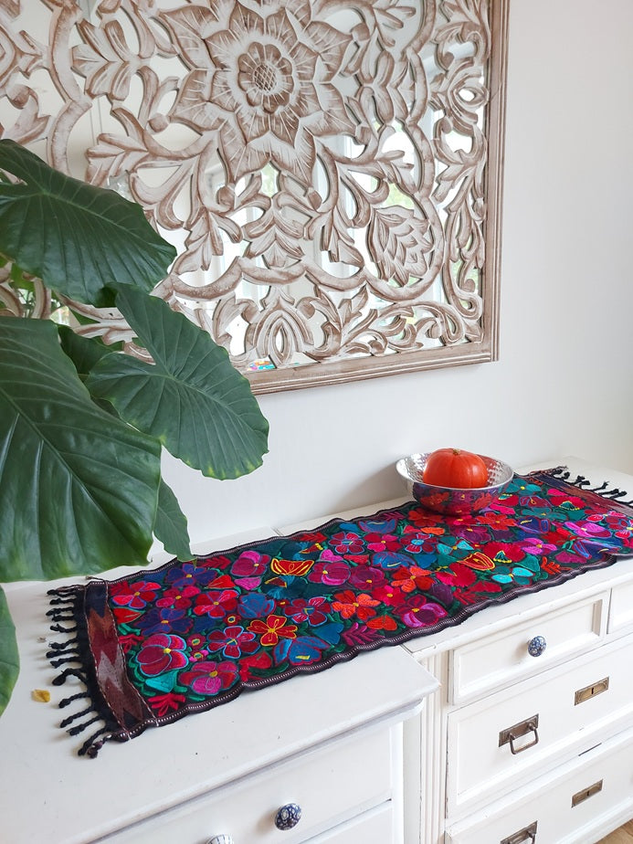 Mexikanische Tischläufer / Tischdecke / Mitteldecke (schwarz) mit Blumenstickerei, Kunsthandwerk