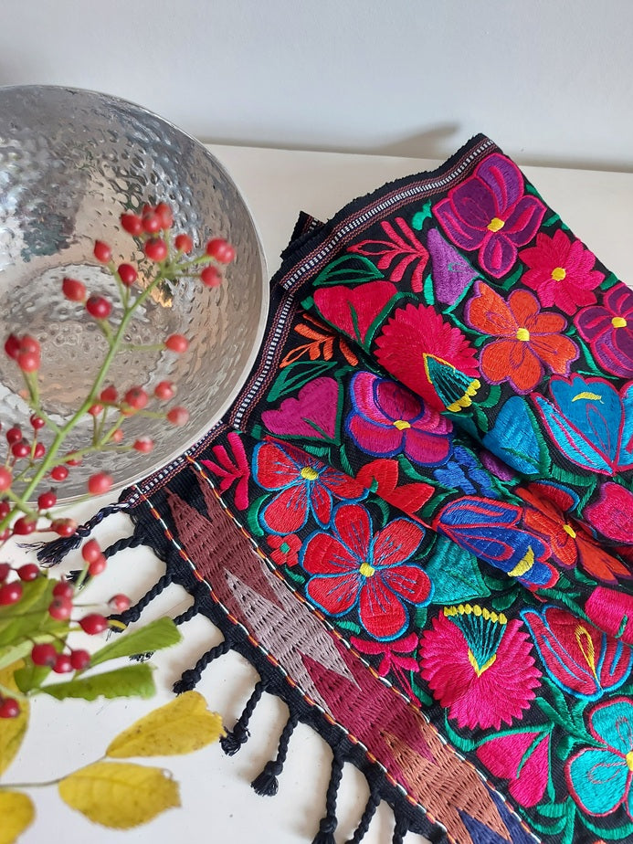 Mexikanische Tischläufer / Tischdecke / Mitteldecke (schwarz) mit Blumenstickerei, Kunsthandwerk