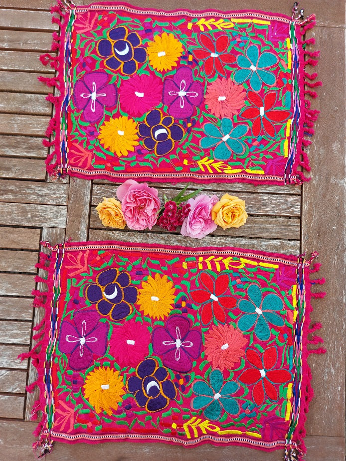 Farbenfrohes Tischset mit Blumenstickerei aus Mexiko (pink)