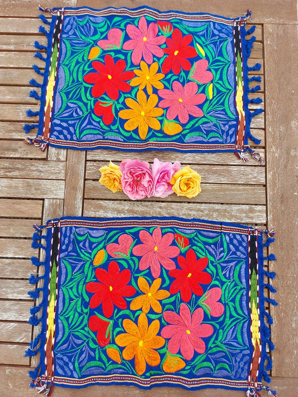 Colorful placemat (blue-red) with round floral embroidery from Mexico