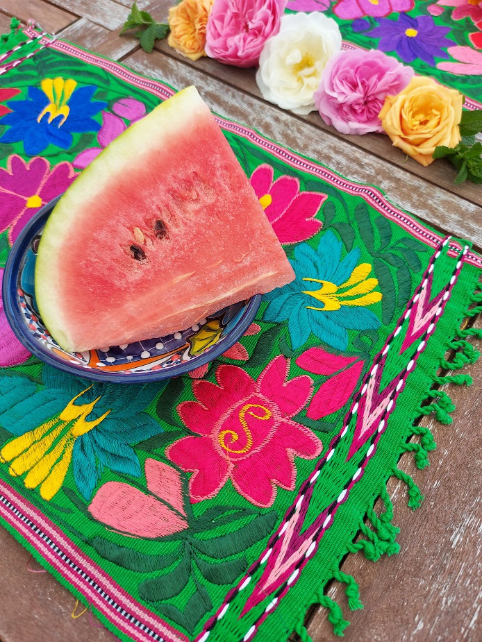 Farbenfrohes Tischset mit Blumenstickerei aus Mexiko (grün)