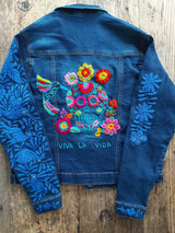 Jeansjacke Totenkopf bestickt mexikanisch, Schädel Jeansjacke, Jeansjacke skull bestickt, Blumen, Tiere, Vögel, Kolibri, Handarbeit mexikanisch, Kunsthandwerk Oaxaca, Streetwear-Jacke, boho hippie Kleidung, dunkelblau, Blumenmuster, embroidered jeansjacket mexican, Jeansjacke für Hochzeit, Tag der Toten, Dia de muertos,