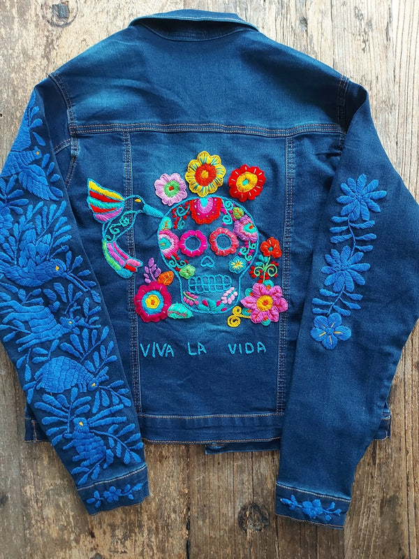 Jeansjacke Totenkopf bestickt mexikanisch, Schädel Jeansjacke, Jeansjacke skull bestickt, Blumen, Tiere, Vögel, Kolibri, Handarbeit mexikanisch, Kunsthandwerk Oaxaca, Streetwear-Jacke, boho hippie Kleidung, dunkelblau, Blumenmuster, embroidered jeansjacket mexican, Jeansjacke für Hochzeit, Tag der Toten, Dia de muertos,