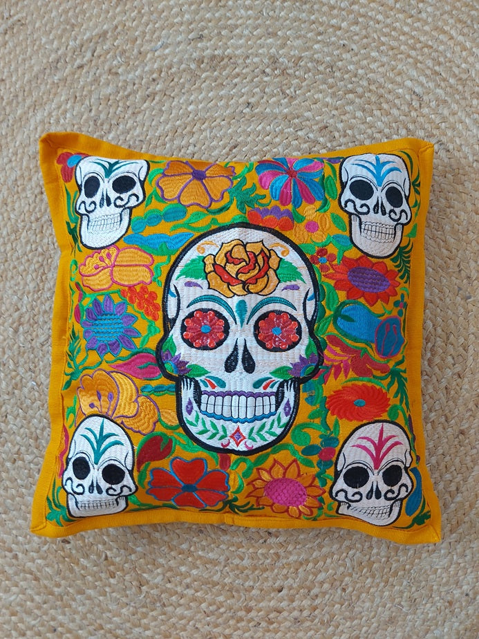 Sugar Skull Kissen, Kissenbezug mit Totenkopf-Stickerei, mexikanischer Totenkopf Kissen, Calavera Kissenbezug, Tag der Toten Kissen, Día de los Muertos Dekoration, Halloween Totenkopf Kissen, mexikanische Stickerei Kissen, handgefertigter Totenkopf Kissenbezug, Boho Totenkopf Kissen