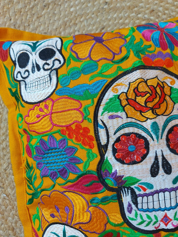 Sugar Skull Kissen gelb, Kissenbezug mit Totenkopf-Stickerei, mexikanischer Totenkopf Kissen, Calavera Kissenbezug, Tag der Toten Kissen, Día de los Muertos Dekoration, Halloween Totenkopf Kissen, mexikanische Stickerei Kissen, handgefertigter Totenkopf Kissenbezug, Boho Totenkopf Kissen