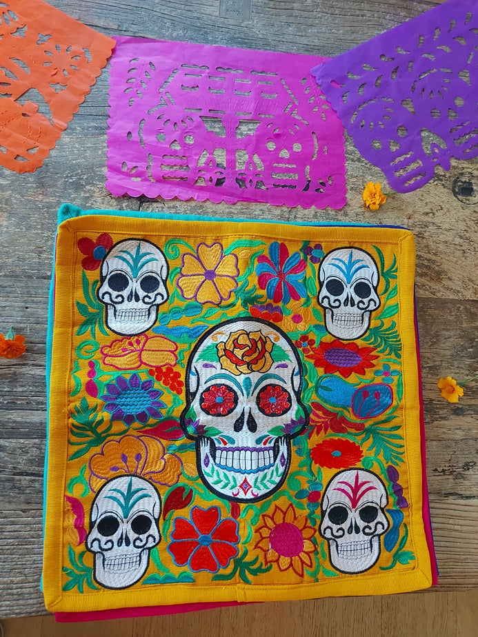 Sugar Skull Kissen gelb, Kissenbezug mit Totenkopf-Stickerei, mexikanischer Totenkopf Kissen, Calavera Kissenbezug, Tag der Toten Kissen, Día de los Muertos Dekoration, Halloween Totenkopf Kissen, mexikanische Stickerei Kissen, handgefertigter Totenkopf Kissenbezug, Boho Totenkopf Kissen