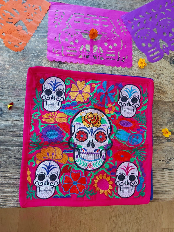 Sugar Skull Kissen pink, Kissenbezug mit Totenkopf-Stickerei, mexikanischer Totenkopf Kissen, Calavera Kissenbezug, Tag der Toten Kissen, Día de los Muertos Dekoration, Halloween Totenkopf Kissen, mexikanische Stickerei Kissen, handgefertigter Totenkopf Kissenbezug, Boho Totenkopf Kissen