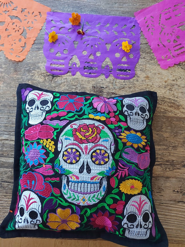 Sugar Skull Kissen schwarz, Kissenbezug mit Totenkopf-Stickerei, mexikanischer Totenkopf Kissen, Calavera Kissenbezug, Tag der Toten Kissen, Día de los Muertos Dekoration, Halloween Totenkopf Kissen, mexikanische Stickerei Kissen, handgefertigter Totenkopf Kissenbezug, Boho Totenkopf Kissen