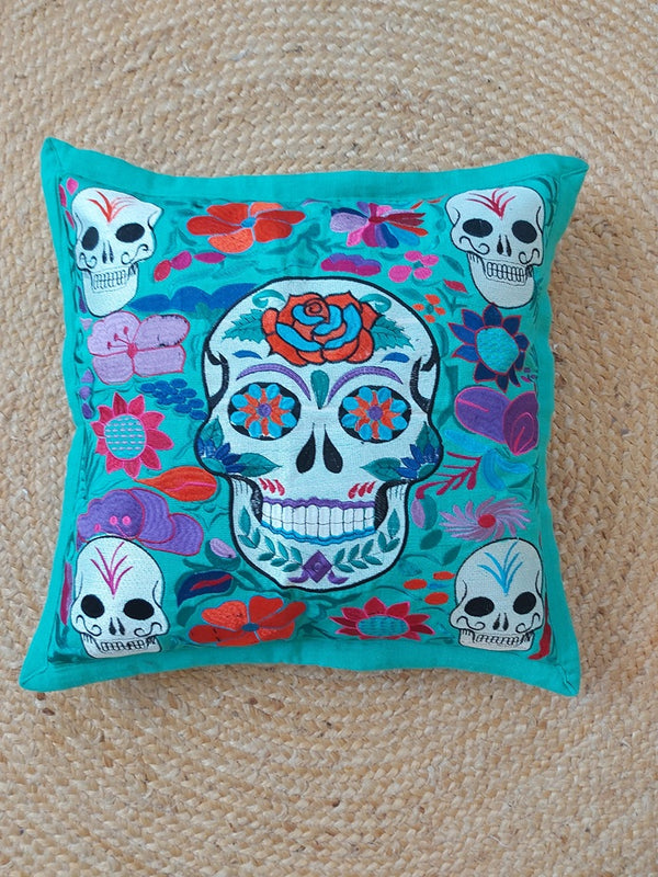 Sugar Skull Kissen türkis blau, Kissenbezug mit Totenkopf-Stickerei, mexikanischer Totenkopf Kissen, Calavera Kissenbezug, Tag der Toten Kissen, Día de los Muertos Dekoration, Halloween Totenkopf Kissen, mexikanische Stickerei Kissen, handgefertigter Totenkopf Kissenbezug, Boho Totenkopf Kissen