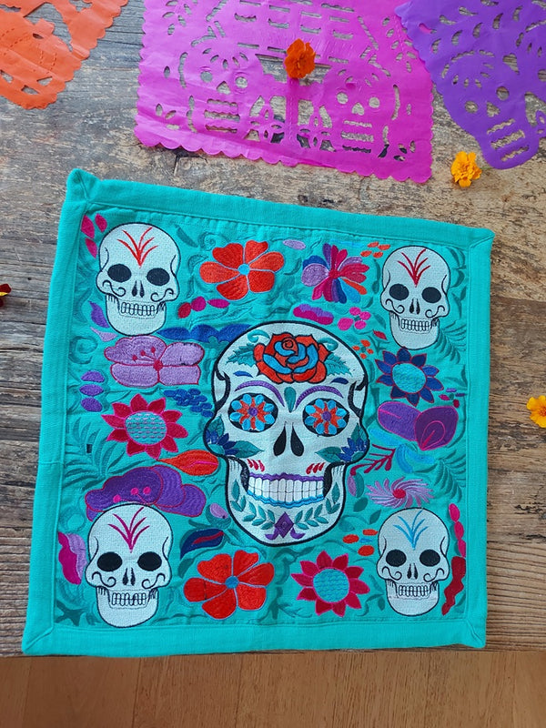 Sugar Skull Kissen türkis blau, Kissenbezug mit Totenkopf-Stickerei, mexikanischer Totenkopf Kissen, Calavera Kissenbezug, Tag der Toten Kissen, Día de los Muertos Dekoration, Halloween Totenkopf Kissen, mexikanische Stickerei Kissen, handgefertigter Totenkopf Kissenbezug, Boho Totenkopf Kissen