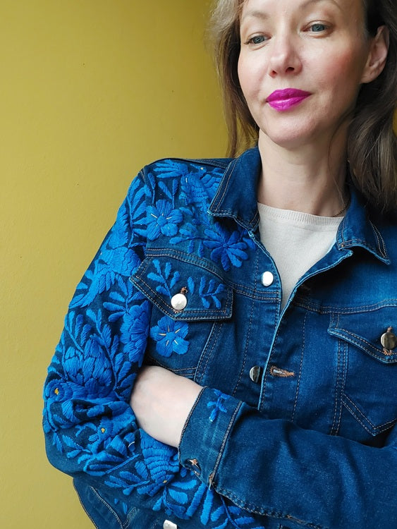 Jeansjacke Totenkopf bestickt mexikanisch, Schädel Jeansjacke, Jeansjacke skull bestickt, Blumen, Tiere, Vögel, Kolibri, Handarbeit mexikanisch, Kunsthandwerk Oaxaca, Streetwear-Jacke, boho hippie Kleidung, dunkelblau, Blumenmuster, embroidered jeansjacket mexican, Jeansjacke für Hochzeit, Tag der Toten, Dia de muertos,