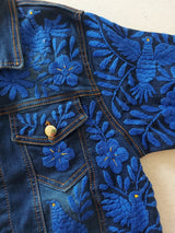 Jeansjacke Totenkopf bestickt mexikanisch, Schädel Jeansjacke, Jeansjacke skull bestickt, Blumen, Tiere, Vögel, Kolibri, Handarbeit mexikanisch, Kunsthandwerk Oaxaca, Streetwear-Jacke, boho hippie Kleidung, dunkelblau, Blumenmuster, embroidered jeansjacket mexican, Jeansjacke für Hochzeit, Tag der Toten, Dia de muertos,