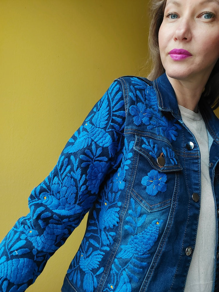 Jeansjacke Totenkopf bestickt mexikanisch, Schädel Jeansjacke, Jeansjacke skull bestickt, Blumen, Tiere, Vögel, Kolibri, Handarbeit mexikanisch, Kunsthandwerk Oaxaca, Streetwear-Jacke, boho hippie Kleidung, dunkelblau, Blumenmuster, embroidered jeansjacket mexican, Jeansjacke für Hochzeit, Tag der Toten, Dia de muertos,