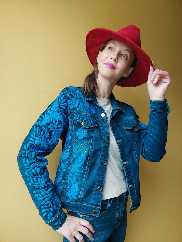 Jeansjacke Totenkopf bestickt mexikanisch, Schädel Jeansjacke, Jeansjacke skull bestickt, Blumen, Tiere, Vögel, Kolibri, Handarbeit mexikanisch, Kunsthandwerk Oaxaca, Streetwear-Jacke, boho hippie Kleidung, dunkelblau, Blumenmuster, embroidered jeansjacket mexican, Jeansjacke für Hochzeit, Tag der Toten, Dia de muertos,