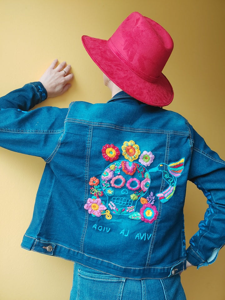 Jeansjacke Totenkopf bestickt mexikanisch, Schädel Jeansjacke, Jeansjacke skull bestickt, Blumen, Tiere, Vögel, Kolibri, Handarbeit mexikanisch, Kunsthandwerk Oaxaca, Streetwear-Jacke, boho hippie Kleidung, dunkelblau, Blumenmuster, embroidered jeansjacket mexican, Jeansjacke für Hochzeit, Tag der Toten, Dia de muertos,