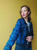Jeansjacke Totenkopf bestickt mexikanisch, Schädel Jeansjacke, Jeansjacke skull bestickt, Blumen, Tiere, Vögel, Kolibri, Handarbeit mexikanisch, Kunsthandwerk Oaxaca, Streetwear-Jacke, boho hippie Kleidung, dunkelblau, Blumenmuster, embroidered jeansjacket mexican, Jeansjacke für Hochzeit, Tag der Toten, Dia de muertos,