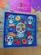 Sugar Skull Kissen blau, Kissenbezug mit Totenkopf-Stickerei blau, mexikanischer Totenkopf Kissen blau, Calavera Kissenbezug, Tag der Toten Kissen, Día de los Muertos Dekoration, Halloween Totenkopf Kissen, mexikanische Stickerei Kissen, handgefertigter Totenkopf Kissenbezug, Boho Totenkopf Kissen