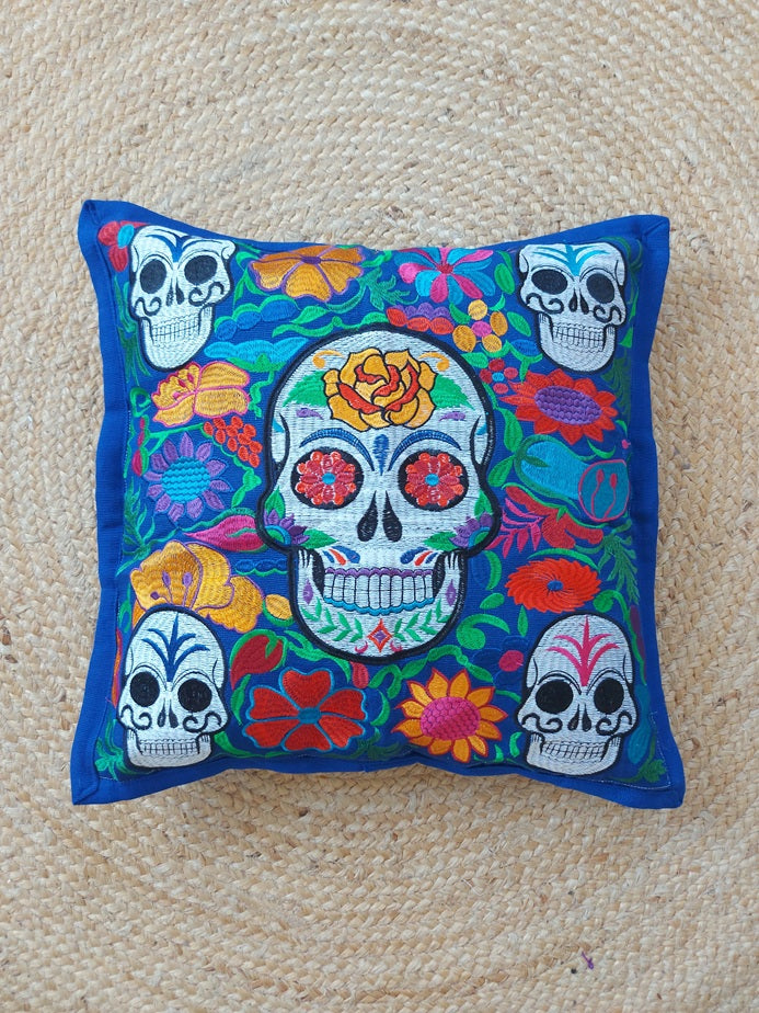 Sugar Skull Kissen blau, Kissenbezug mit Totenkopf-Stickerei blau, mexikanischer Totenkopf Kissen blau, Calavera Kissenbezug, Tag der Toten Kissen, Día de los Muertos Dekoration, Halloween Totenkopf Kissen, mexikanische Stickerei Kissen, handgefertigter Totenkopf Kissenbezug, Boho Totenkopf Kissen