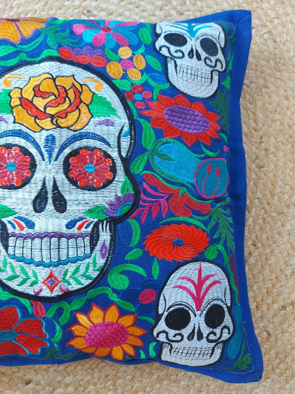 Sugar Skull Kissen blau, Kissenbezug mit Totenkopf-Stickerei blau, mexikanischer Totenkopf Kissen blau, Calavera Kissenbezug, Tag der Toten Kissen, Día de los Muertos Dekoration, Halloween Totenkopf Kissen, mexikanische Stickerei Kissen, handgefertigter Totenkopf Kissenbezug, Boho Totenkopf Kissen