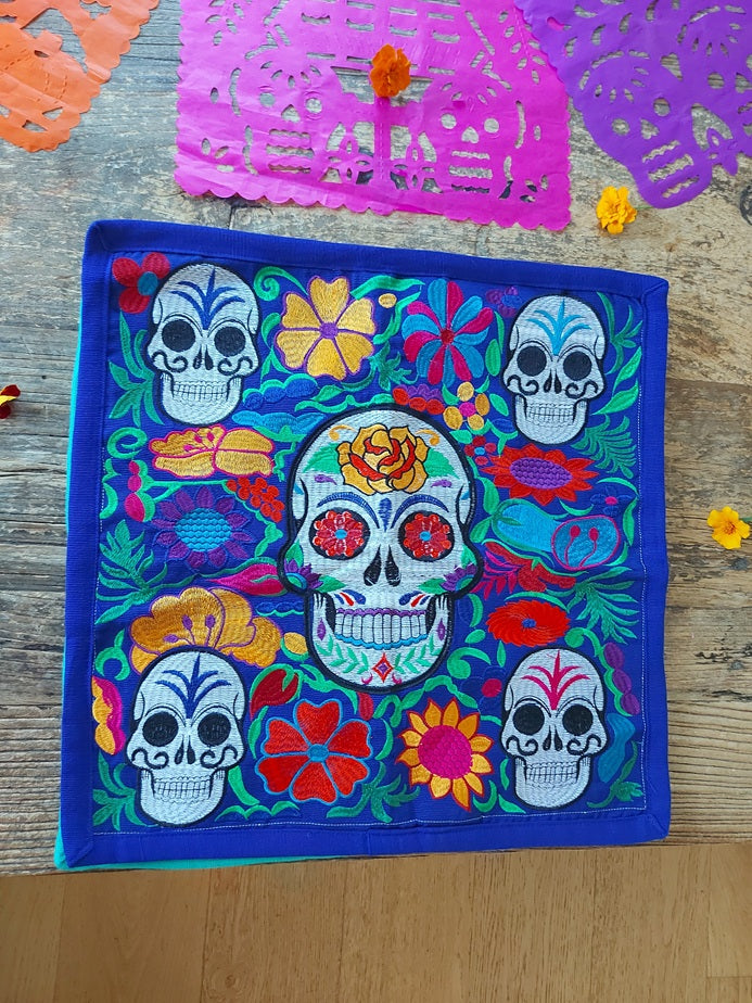 Sugar Skull Kissen blau, Kissenbezug mit Totenkopf-Stickerei blau, mexikanischer Totenkopf Kissen blau, Calavera Kissenbezug, Tag der Toten Kissen, Día de los Muertos Dekoration, Halloween Totenkopf Kissen, mexikanische Stickerei Kissen, handgefertigter Totenkopf Kissenbezug, Boho Totenkopf Kissen