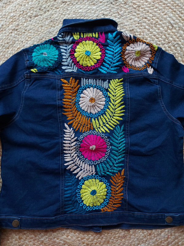 bestickte Jeansjacke, Blumenstickerei, florale Stickerei, hellblaue Denimjacke, ausgewaschener Look, handbestickt, Baumwolljacke, mexikanisches Design, Ethno-Mode, Frida Kahlo Stil, Hippie-Look, Boho-Chic, bunte Blumenmuster, strech, dunkelblau