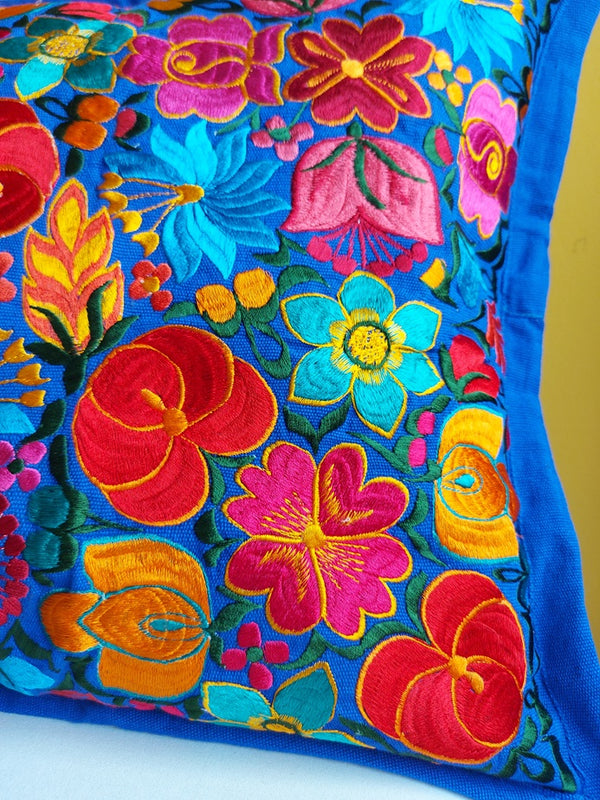 Mexikanische Kissen blau, Kissenbezug Mexiko blau, Kissen Mexican style, Kissenhülle mexikanisch blau, Kissenbezüge bestickt blau, Kissenbezüge Blumenmuster, blau, bunte Kissen, Bunte Kissenbezüge kaufen, 40 x 40 cm, 50 x 50 cm, Einrichtung, Home Dekor, Heimtextilien, Kunsthandwerk, Chiapas, fair, 