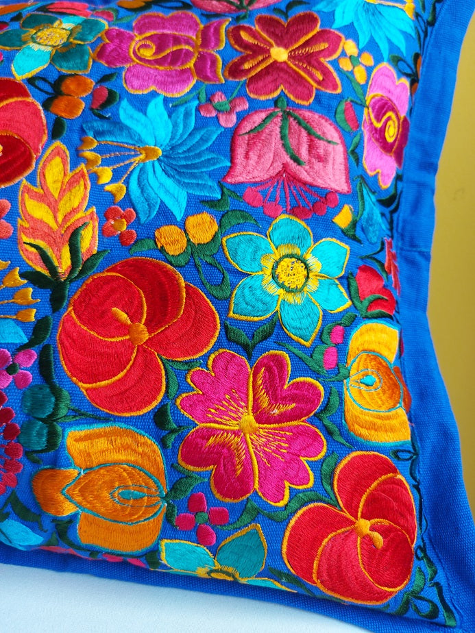 Mexikanische Kissen blau, Kissenbezug Mexiko blau, Kissen Mexican style, Kissenhülle mexikanisch blau, Kissenbezüge bestickt blau, Kissenbezüge Blumenmuster, blau, bunte Kissen, Bunte Kissenbezüge kaufen, 40 x 40 cm, 50 x 50 cm, Einrichtung, Home Dekor, Heimtextilien, Kunsthandwerk, Chiapas, fair, 