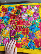 Mexikanische Kissen, Kissenbezug Mexiko, Kissen Mexican style, Kissenhülle mexikanisch, Kissenbezüge bestickt, Kissenbezüge Blumenmuster, gelb, bunte Kissen, Bunte Kissenbezüge kaufen, 40 x 40 cm, 50 x 50 cm, Einrichtung, Home Dekor, Heimtextilien, Kunsthandwerk, Chiapas, fair, 