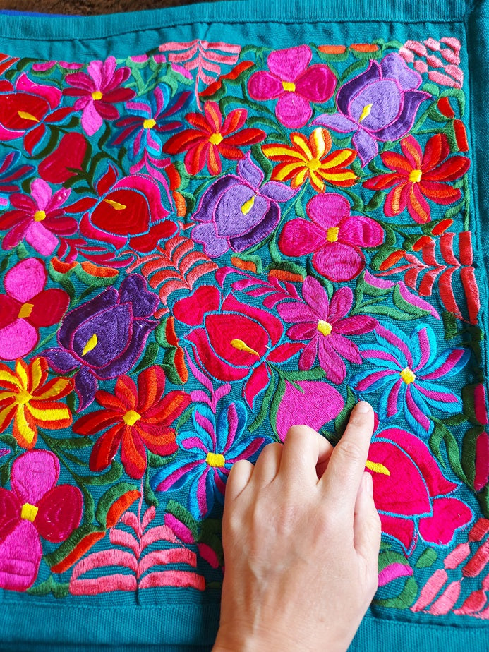 Mexikanische Kissen türkis, petrol, grün, pink, lilA Kissenbezug Mexiko 'Kissen Mexican style Kissenhülle mexikanisch Kissenbezüge bestickt pink; grün, petrol Kissenbezüge Blumenmuster türkis, grün, petrol, rosa, pink bunte Kissen, Bunte Kissenbezüge kaufen, 40 x 40 cm, 50 x 50 cm, Einrichtung, Home Dekor, Heimtextilien, Kunsthandwerk, Chiapas, fair, 