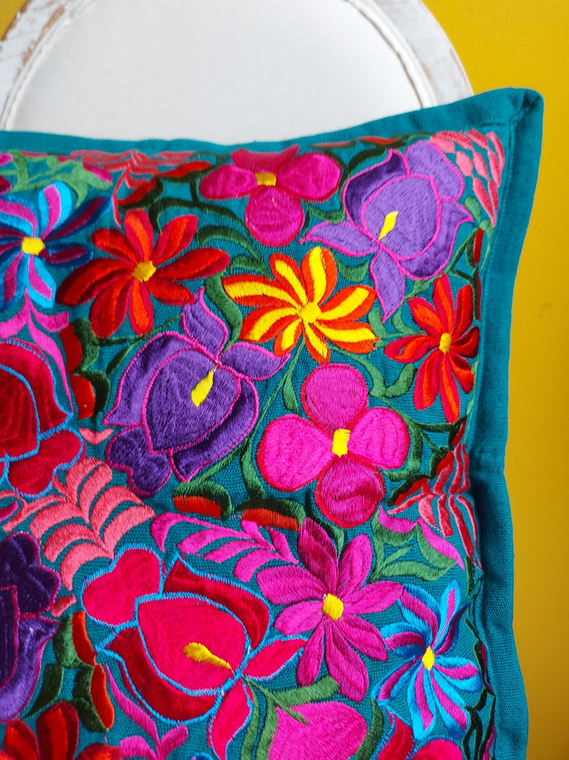 Mexikanische Kissen türkis, petrol, grün, pink, lilA Kissenbezug Mexiko 'Kissen Mexican style Kissenhülle mexikanisch Kissenbezüge bestickt pink; grün, petrol Kissenbezüge Blumenmuster türkis, grün, petrol, rosa, pink bunte Kissen, Bunte Kissenbezüge kaufen, 40 x 40 cm, 50 x 50 cm, Einrichtung, Home Dekor, Heimtextilien, Kunsthandwerk, Chiapas, fair, 