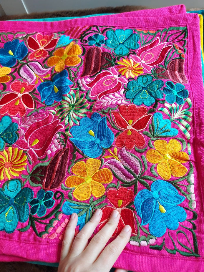 Mexikanische Kissen pink, Kissenbezug Mexiko pink, Kissen Mexican style pink, Kissenhülle mexikanisch pink, Kissenbezüge bestickt pink, Kissenbezüge Blumenmuster pink, pink, rosa, bunte Kissen, Bunte Kissenbezüge kaufen, 40 x 40 cm, 50 x 50 cm, Einrichtung, Home Dekor, Heimtextilien, Kunsthandwerk, Chiapas, fair, 