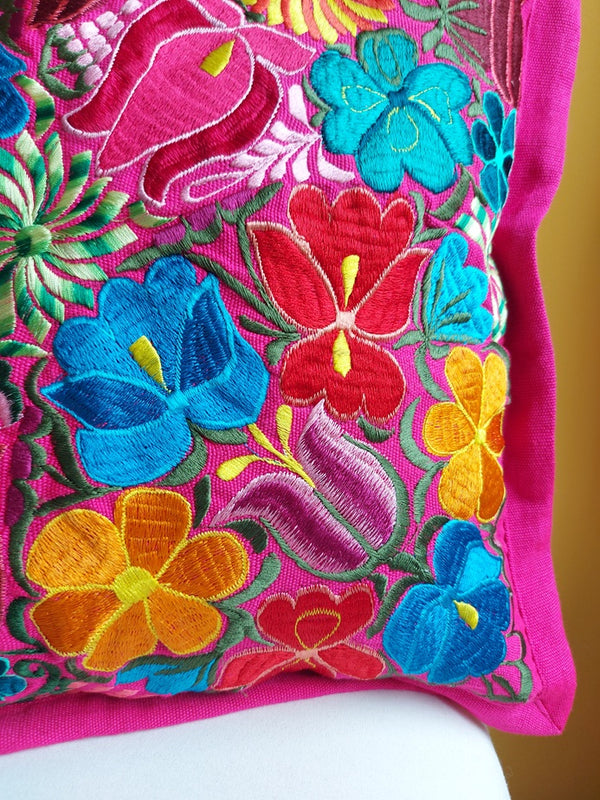 Mexikanische Kissen pink, Kissenbezug Mexiko pink, Kissen Mexican style pink, Kissenhülle mexikanisch pink, Kissenbezüge bestickt pink, Kissenbezüge Blumenmuster pink, pink, rosa, bunte Kissen, Bunte Kissenbezüge kaufen, 40 x 40 cm, 50 x 50 cm, Einrichtung, Home Dekor, Heimtextilien, Kunsthandwerk, Chiapas, fair, 