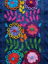 bestickte Jeansjacke, Blumenstickerei, florale Stickerei, hellblaue Denimjacke, ausgewaschener Look, handbestickt, Baumwolljacke, mexikanisches Design, Ethno-Mode, Frida Kahlo Stil, Hippie-Look, Boho-Chic, bunte Blumenmuster, strech, dunkelblau