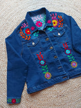 bestickte Jeansjacke, Blumenstickerei, florale Stickerei, hellblaue Denimjacke, ausgewaschener Look, handbestickt, Baumwolljacke, mexikanisches Design, Ethno-Mode, Frida Kahlo Stil, Hippie-Look, Boho-Chic, bunte Blumenmuster, strech, dunkelblau