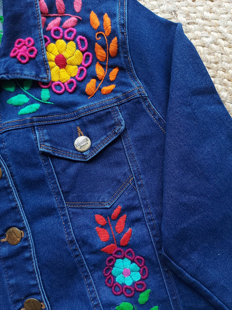 bestickte Jeansjacke, Blumenstickerei, florale Stickerei, hellblaue Denimjacke, ausgewaschener Look, handbestickt, Baumwolljacke, mexikanisches Design, Ethno-Mode, Frida Kahlo Stil, Hippie-Look, Boho-Chic, bunte Blumenmuster, strech, dunkelblau