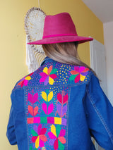 Jeansjacke bestickt (dunkelblau) Blumen, handbestickt in San Juan Chamula, Kunsthandwerk Mexiko