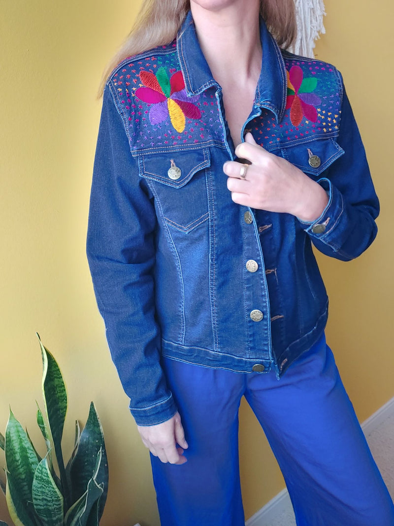 Jeansjacke mit Stickerei Kunsthandwerk mexiko mexikanisch, Blumen, Mais, Chiapas, Oaxaca, Mode, Bekleidung, Jacke, Handbestickt, Handarbeit, mexican fashion, handmade, embroidery