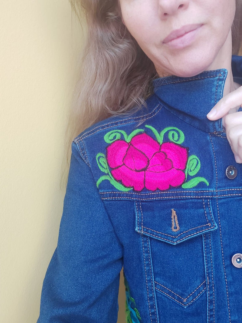 estickte Jeansjacke aus Mexiko, mexikanisch, Vintage Stickerei, Blumenmuster, große Blumen, Design, rote Blumen, boho, hippie, ethno, Frida Kahlo Stil, Ibiza Stil, Sommerjacke