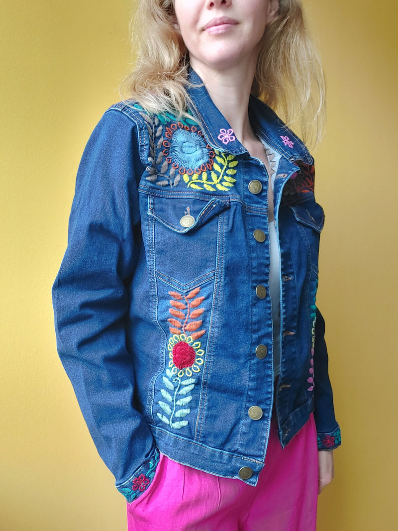 Jeansjacke mit Blumenstickerei (blau) handbestickt, Kunsthandwerk Mexiko